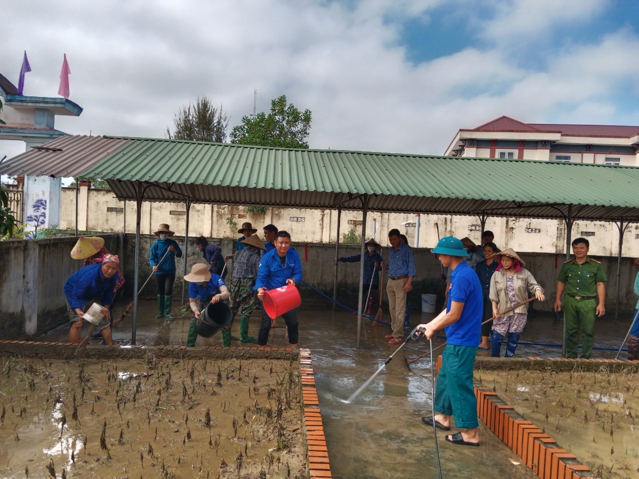 Đoàn thanh niên hỗ trợ trường tiểu học vệ sinh môi trường